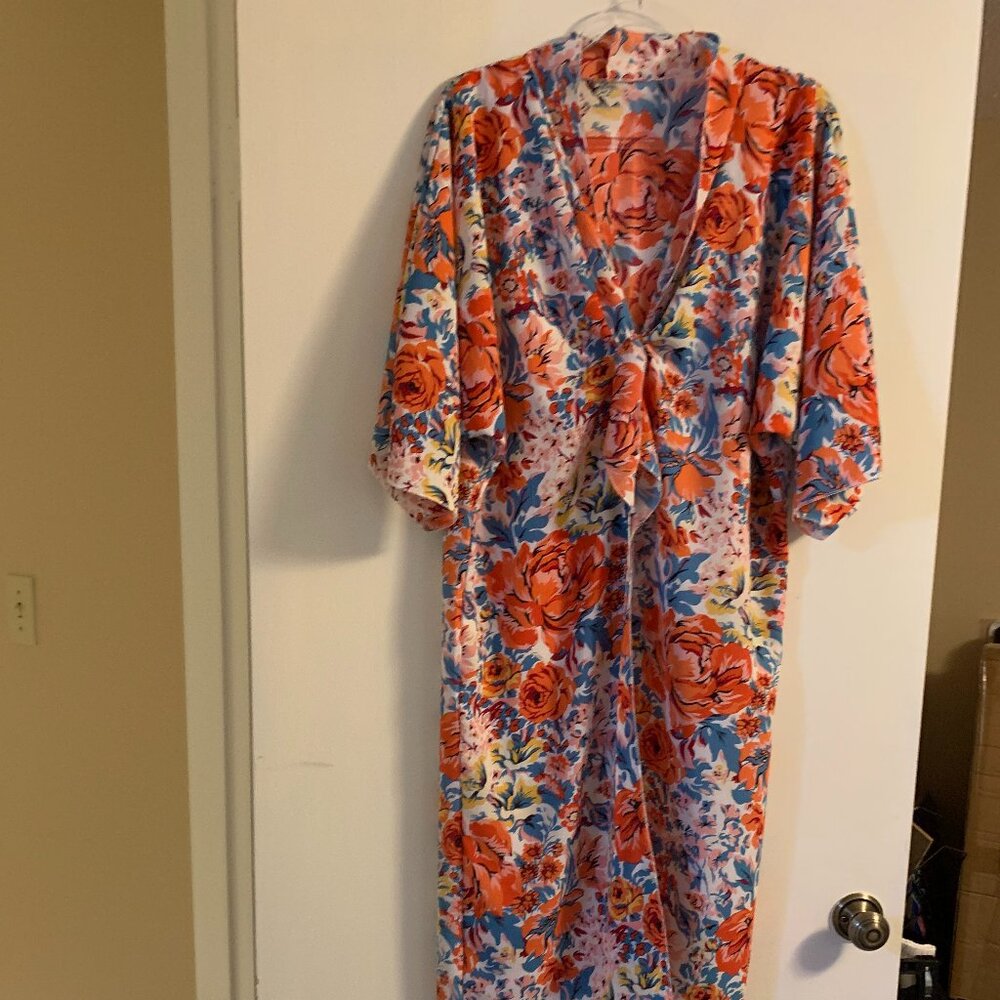 POLYESTER FLORAL LOUNGE WRAP  NWT